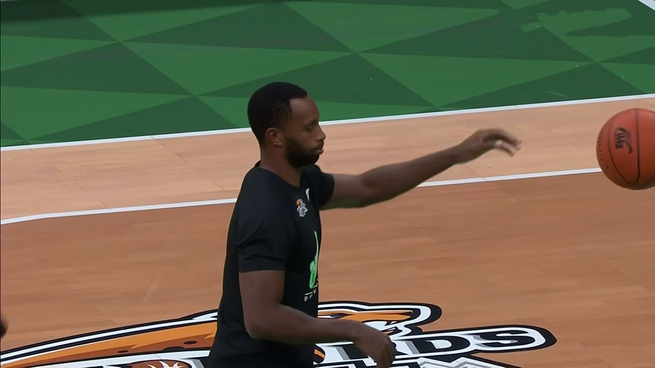 沈阳男篮遭遇外援伤病,教练组面临变阵挑战 沈阳男篮遭遇外援伤病,教练组面临变阵挑战