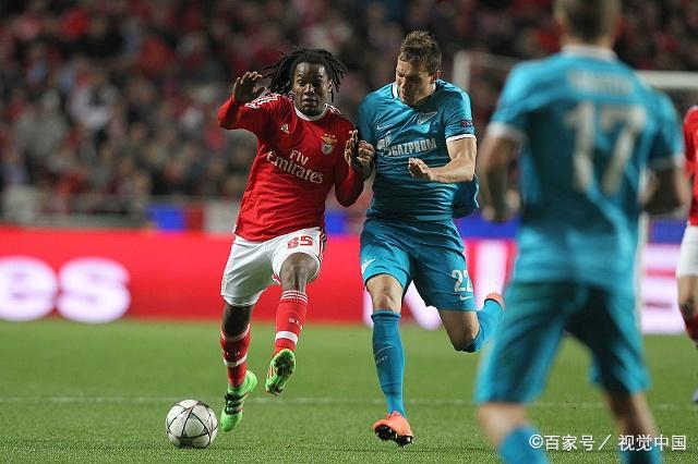 里昂球员与教练掀起争吵，场面混乱